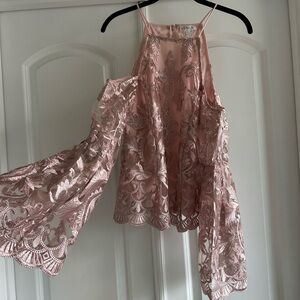 Pink detailed flows sleeve top!